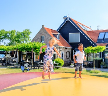 Kinderen op springkussen Meerpaal