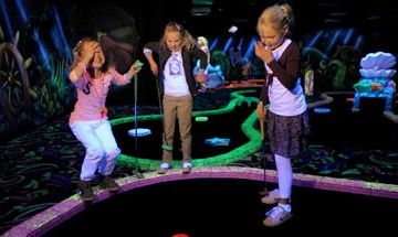 Glow-in-the dark minigolf