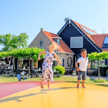 Kinderen op springkussen Meerpaal